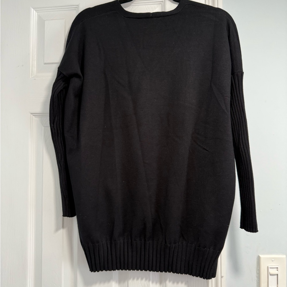 Black V-Neck Sweater with Relaxed Fit and Ribbed Sleeves - Picture 3 of 9
